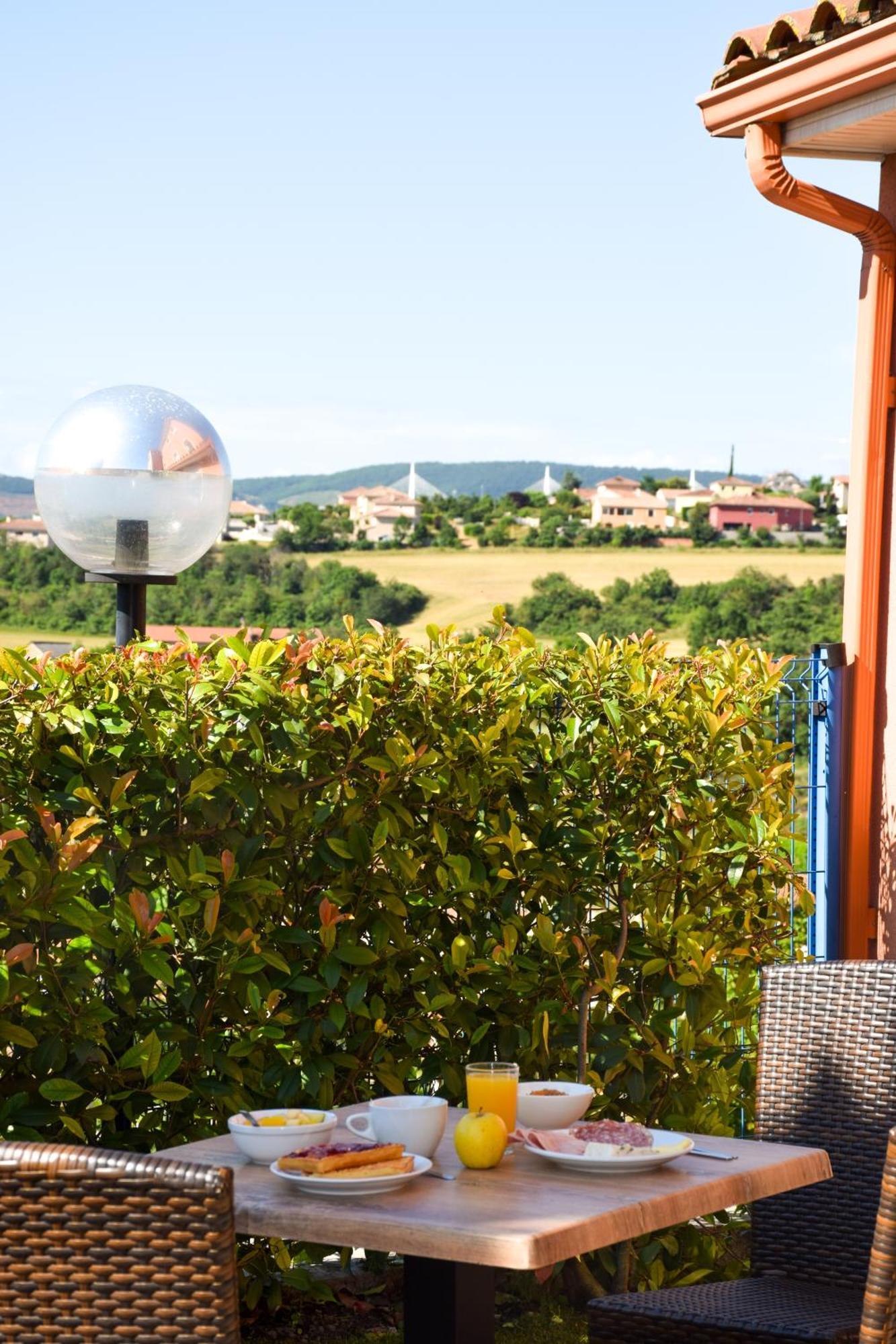 Ibis Budget Millau Viaduc Экстерьер фото